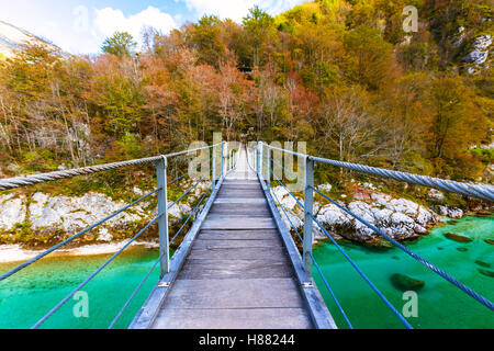 Alte Holzbrücke über den Fluss Soca, Slowenien Stockfoto