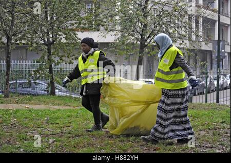 Mailand (Italien), eine Gruppe von Flüchtlingen und Asylsuchenden bereinigen die Parks der Stadt als ehrenamtliche Arbeit Stockfoto