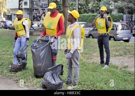 Mailand (Italien), eine Gruppe von Flüchtlingen und Asylsuchenden bereinigen die Parks der Stadt als ehrenamtliche Arbeit Stockfoto