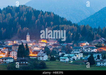 Stimmungsvolle Herbst Morgendämmerung am Vigo di Cadore, Dolomiten, Italien. Stockfoto