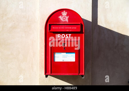 Kopenhagen, Dänemark - 3. November 2016: Eine traditionelle rote öffentlichen Briefkasten an einer Wand hängen Stockfoto