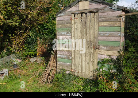 Eine verwitterte Gartenhalle. Stockfoto