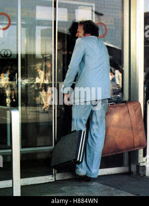 Ein Tolpatsch Kommt Selten Allein (LA CHEVRE) F 1981, Regie: Francis Veber, PIERRE RICHARD, Stichwort: Koffer, Galtür Stockfoto