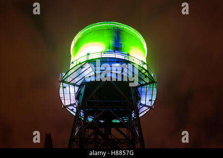 Deutschland, Ruhrgebiet, Bochum, den Westpark an der Jahrhunderthalle, beleuchteten Wasserturm. Stockfoto