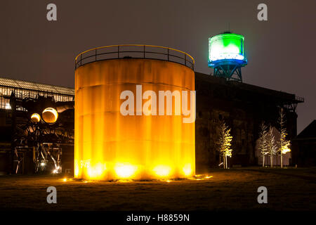 Deutschland, Ruhrgebiet, Bochum, den Westpark an der Jahrhunderthalle, beleuchteten Wasserturm und Wassertank. Stockfoto