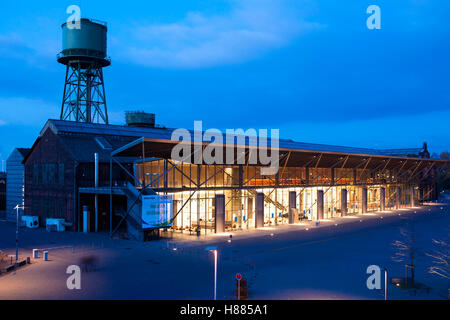 Deutschland, Ruhrgebiet, Bochum, die Jahrhunderthalle und der Wasserturm, der Jahrhunderthalle ist Veranstaltungsort der Ruhrtriennale. Stockfoto