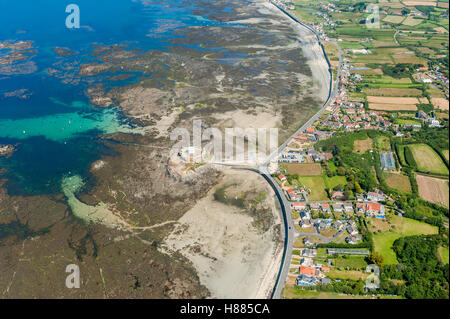 Luftbild auf Küste von Guernsey bei Ebbe Stockfoto