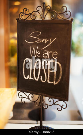 Leider sind wir geschlossen "melden Sie sich an eine Modeboutique in Tokio, Japan. Stockfoto