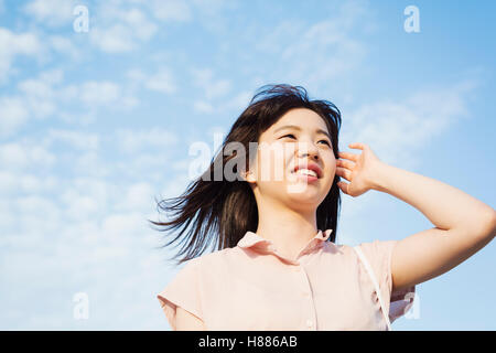 Porträt einer lächelnden jungen Frau mit langen braunen Haaren. Stockfoto