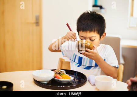 Haus der Familie. Ein Junge eine Mahlzeit. Stockfoto