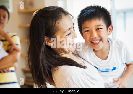 Haus der Familie. Eine Mutter mit ihrem Sohn und ein Vater seine Tochter hielt. Stockfoto