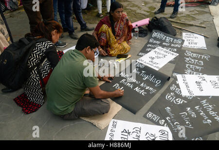 Kolkata, Indien. 9. November 2016. Ein Mann macht ein Plakat vor ein Protest gegen die indische Regierungsentscheidung, von Rs.500 und Rs. 1000 Banknoten in ganz Indien heute in Kalkutta zu entziehen. Bildnachweis: Saikat Paul/Pacific Press/Alamy Live-Nachrichten Stockfoto