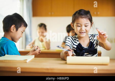 Eine Gruppe von Kindern in einem Klassenzimmer, zusammenarbeiten, jungen und Mädchen. Stockfoto