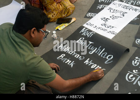 Kolkata, Indien. 9. November 2016. Ein Mann macht ein Plakat vor ein Protest gegen die indische Regierungsentscheidung, von Rs.500 und Rs. 1000 Banknoten in ganz Indien heute in Kalkutta zu entziehen. Bildnachweis: Saikat Paul/Pacific Press/Alamy Live-Nachrichten Stockfoto