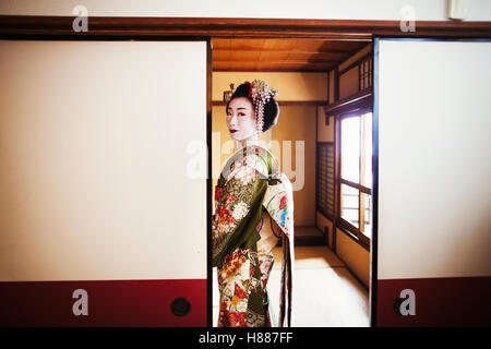 Eine Frau in die traditionelle Geisha-Stil gekleidet, trägt einen Kimono und obi Stockfoto