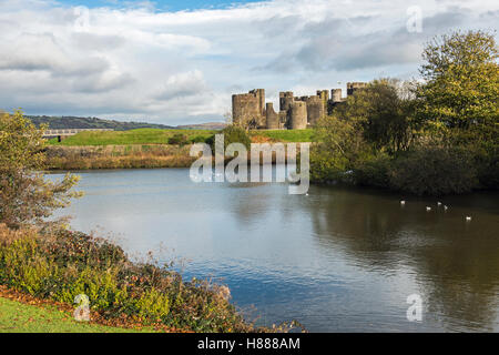 13. Jahrhundert Caerphilly Castle und Graben in Caerphilly Stadt, in der Nähe von Cardiff, Südwales, an einem sonnigen Tag Stockfoto