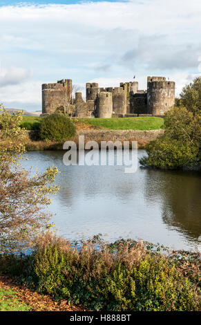 13. Jahrhundert Caerphilly Castle und Graben in Caerphilly, in der Nähe von Cardiff, Südwales, an einem sonnigen Tag, die größte Burg in Wales