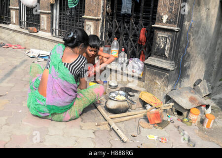 Kolkata, Indien. 9. November 2016. Manju Straße Bewohner kochen ihr Mittagessen, She-Kommentar, den sie weniger von dieser Entscheidung betroffen ist. Geschäft erfolgt überall in Indien als Regierung der Union Ankündigungen eines Tages Bank und ATM heruntergefahren um die Nation aufgrund von Rs. 500 und Rs. 1000 Banknoten bundesweit zurückzuziehen. © Saikat Paul/Pacific Press/Alamy Live-Nachrichten Stockfoto