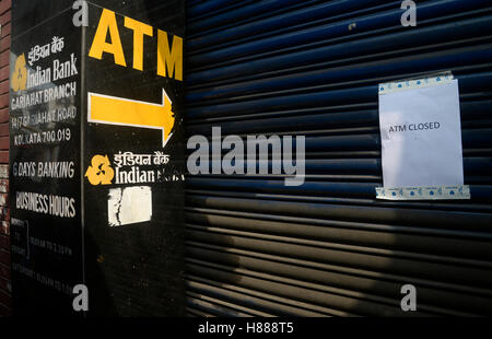 Kolkata, Indien. 9. November 2016. Bank einfügen davon näher in ihrem Gate. Geschäft erfolgt überall in Indien als Regierung der Union Ankündigungen eines Tages Bank und ATM heruntergefahren um die Nation aufgrund von Rs. 500 und Rs. 1000 Banknoten bundesweit zurückzuziehen. © Saikat Paul/Pacific Press/Alamy Live-Nachrichten Stockfoto