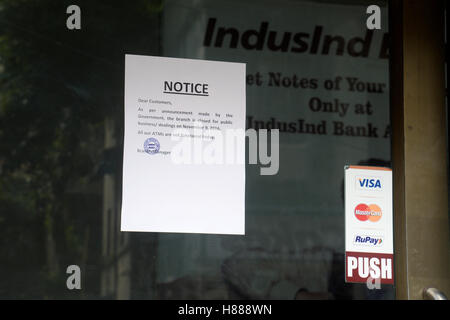 Kolkata, Indien. 9. November 2016. Bank einfügen davon näher in ihrem Gate. Geschäft erfolgt überall in Indien als Regierung der Union Ankündigungen eines Tages Bank und ATM heruntergefahren um die Nation aufgrund von Rs. 500 und Rs. 1000 Banknoten bundesweit zurückzuziehen. © Saikat Paul/Pacific Press/Alamy Live-Nachrichten Stockfoto