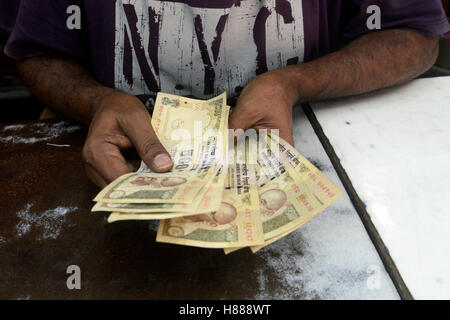 Kolkata, Indien. 9. November 2016. Ein Ladenbesitzer zählen Rs.500 Banknote, wie er es Morgen von Bank umtauschen müssen. Geschäft erfolgt überall in Indien als Regierung der Union Ankündigungen eines Tages Bank und ATM heruntergefahren um die Nation aufgrund von Rs. 500 und Rs. 1000 Banknoten bundesweit zurückzuziehen. © Saikat Paul/Pacific Press/Alamy Live-Nachrichten Stockfoto