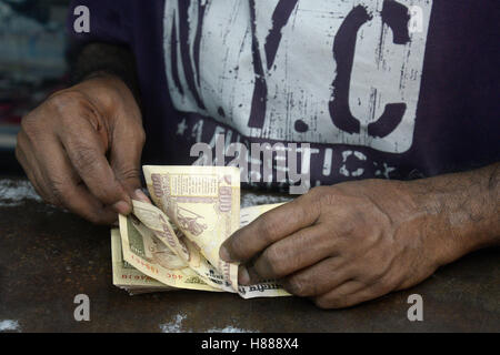 Kolkata, Indien. 9. November 2016. Ein Ladenbesitzer zählen Rs.500 Banknote, wie er es Morgen von Bank umtauschen müssen. Geschäft erfolgt überall in Indien als Regierung der Union Ankündigungen eines Tages Bank und ATM heruntergefahren um die Nation aufgrund von Rs. 500 und Rs. 1000 Banknoten bundesweit zurückzuziehen. © Saikat Paul/Pacific Press/Alamy Live-Nachrichten Stockfoto