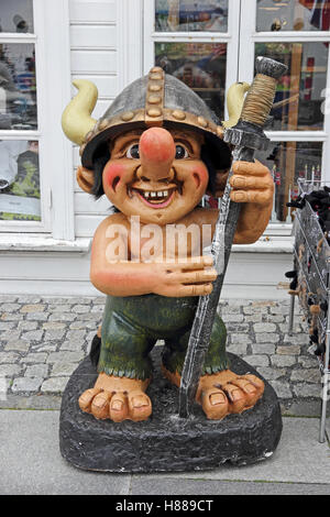 Geschnitzte Statue von einem Troll, mit übertriebenen Nase vor Geschäft in Stavanger, Norwegen Stockfoto