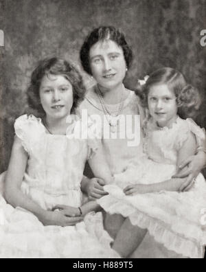 Königin Elizabeth mit ihren Töchtern Prinzessin Elizabeth, zukünftige Königin Elizabeth II, links und Prinzessin Margaret, rechts, im Jahr 1937. Königin Elizabeth, Die Königin Mutter. Elizabeth Angela Marguerite Bowes-Lyon, 1900–2002. Ehefrau von König Georg VI. Und Mutter von Königin Elisabeth II. Prinzessin Elizabeth zukünftige Elizabeth II, 1926 - 2022. Königin des Vereinigten Königreichs, Kanada, Australien und Neuseeland. Prinzessin Margaret, Margaret Rose; 1930 – 2002, aka Prinzessin Margaret Rose. Jüngere Tochter von König Georg VI. Und Königin Elizabeth. Von einem Foto. Stockfoto