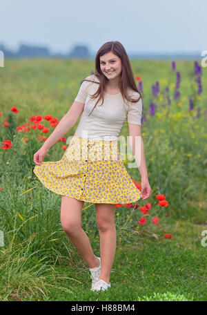 Lächelnde junge Mädchen auf Sommerwiese Stockfoto