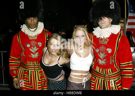 ASHLEY & COURTNEY PELDON was ein Mädchen will LA PREMIERE ARCLIGHT CINERAMA DOME HOLLYWOOD LOS ANGELES USA 27. März 2003 Stockfoto