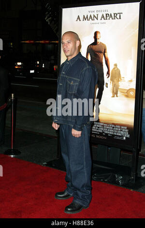 VIN DIESEL ein Mann auseinander Welt FILM PREM GRAUMANN CHINESE THEATRE HOLLYWOOD LOS ANGELES USA 1. April 2003 Stockfoto