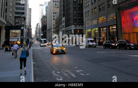NEW YORK, VEREINIGTE STAATEN VON AMERIKA. 24. AUGUST 2016. Fußgänger zu Fuß und Verkehr in New York City Stockfoto