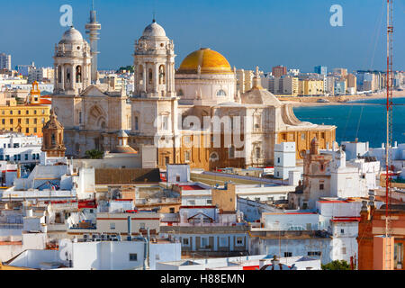 Dächer und die Kathedrale von Cádiz, Andalusien, Spanien Stockfoto