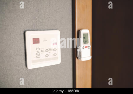 Programmierbarer Thermostat im Zimmer für die Anpassung der Temperatur Stockfoto