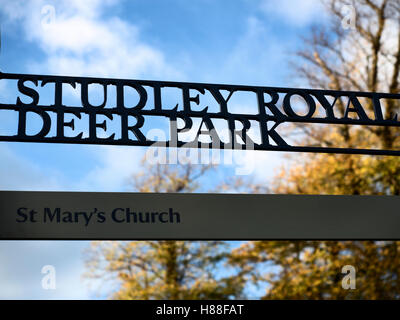 Studley Royal Deer Park und Str. Marys Kirche Schild am Studley Royal Ripon Yorkshire England Stockfoto