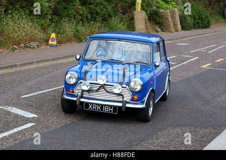 Bournemouth Räder Festival - Paul Swift Stuntteam Mini Cooper S Paraden mit Geschwindigkeit entlang des vorbereiteten Klippe top Stockfoto