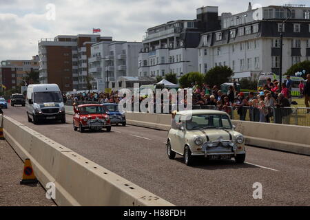 Bournemouth Räder Festival Paul Swift stunt Team Parade ihre waren nach dem Überfall auf Sicherheit van wie sie the Italian Job nachspielen Stockfoto