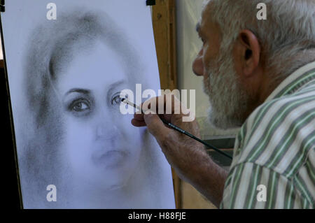 NEW YORK, USA - 25. August 2016: Ein Künstler skizziert eine Frau im Central Park am Nachmittag im Sommer Stockfoto