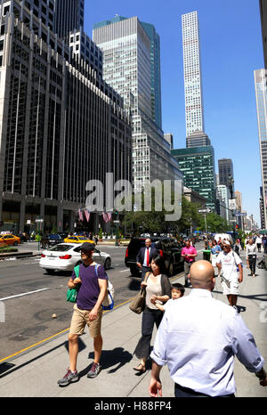 New York, Vereinigte Staaten von Amerika. 25. August 2016. Hohen Wolkenkratzern aus Sicht der Straße erschossen Stockfoto