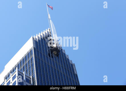 New York, Vereinigte Staaten von Amerika. 25. August 2016. Hohen Wolkenkratzern aus Sicht der Straße erschossen Stockfoto