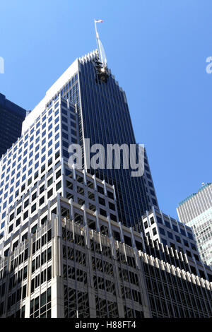 New York, Vereinigte Staaten von Amerika. 25. August 2016. Hohen Wolkenkratzern aus Sicht der Straße erschossen Stockfoto