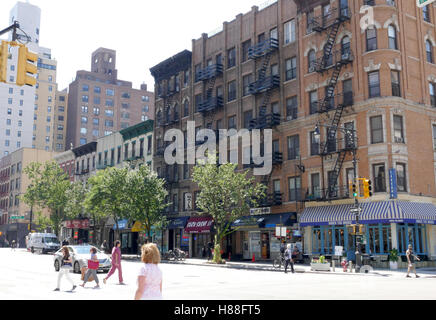 New York, Vereinigte Staaten von Amerika. 25. August 2016. New York Backsteinbauten mit außen Feuerleiter Treppen Stockfoto