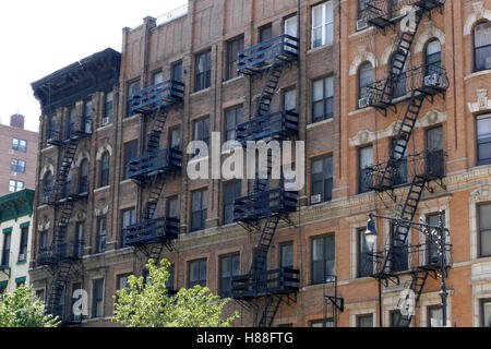 New York, Vereinigte Staaten von Amerika. 25. August 2016. New York Backsteinbauten mit außen Feuerleiter Treppen Stockfoto