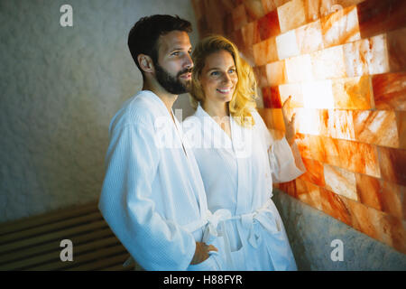 Schönes paar Salz Spa-Behandlung genießen Stockfoto