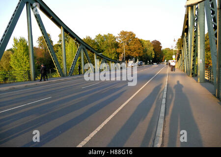 POTSDAM, DEUTSCHLAND. 1. September 2016: Die Glienicker Brücke über die Havel in Deutschland. Die USA und die Sowjetunion verwendet Stockfoto