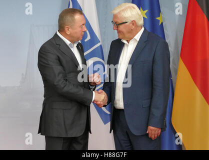 POTSDAM, DEUTSCHLAND. 1. September 2016: Federal Außenminister Dr. Frank-Walter Steinmeier begrüßt Vladimir Makei, Minister für Stockfoto