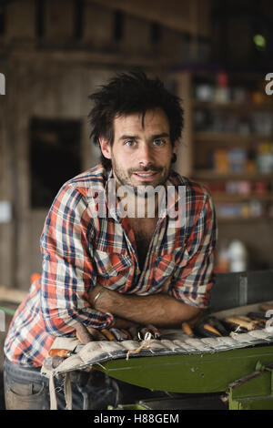 Ökologische Porträt eines Zimmermanns in seiner Werkstatt Stockfoto