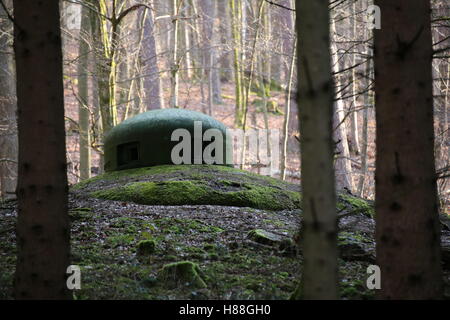 Französischen Bunker-Turm in der Nähe Langensoultzbach, Vogesen, Frankreich. Es wurde vor dem zweiten Weltkrieg als Teil der Maginot-Linie gebaut. Stockfoto