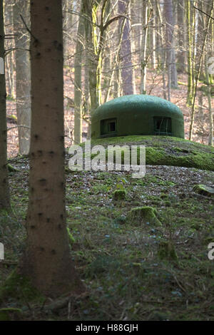 Französischen Bunker-Turm in der Nähe Langensoultzbach, Vogesen, Frankreich. Es wurde vor dem zweiten Weltkrieg als Teil der Maginot-Linie gebaut. Stockfoto