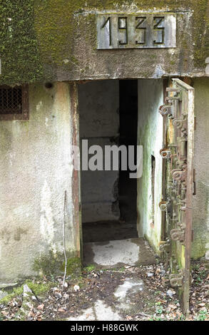 Französischen bunker Eingang in der Nähe Langensoultzbach, Vogesen, Frankreich. Es wurde 1933 als Teil der Maginot-Linie errichtet. Stockfoto
